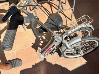 Bicicleta plateada con cesta