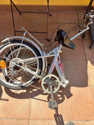 Bicicleta plateada con cesta