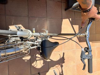 Bicicleta plateada con cesta