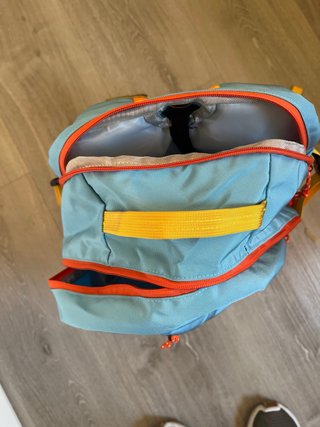 Mochila Patagonia senderismo azul y naranja