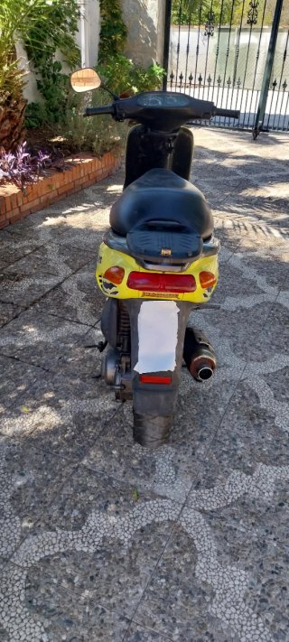 Piaggio Typhoon Scooter Amarillo
