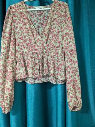 Blusa Stradivarius floral cruzada manga larga