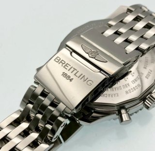 Breitling Navitimer World • GMT Chronograph