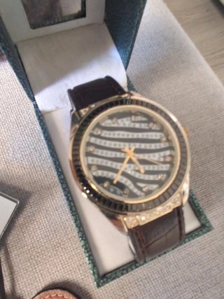 Conjunto Bolso, Reloj, Colgante y Cajita madera.