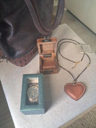 Conjunto Bolso, Reloj, Colgante y Cajita madera.