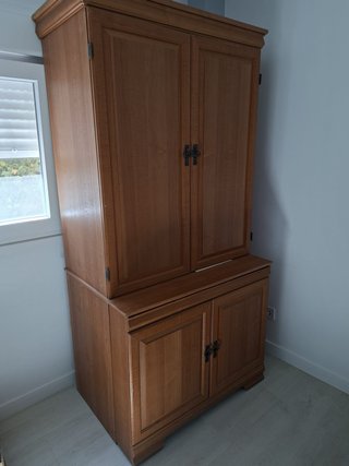 Escritorio de madera con armario