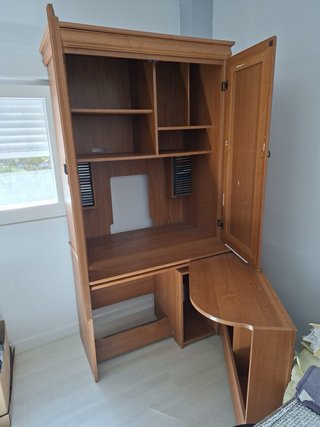 Escritorio de madera con armario