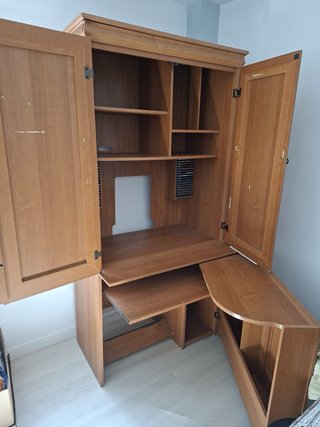 Escritorio de madera con armario