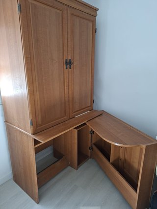 Escritorio de madera con armario