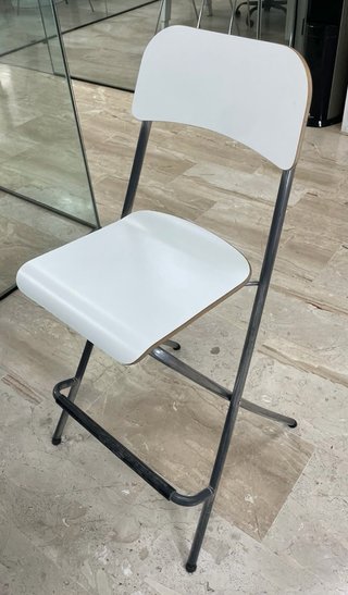 Taburete alto blanco plegable