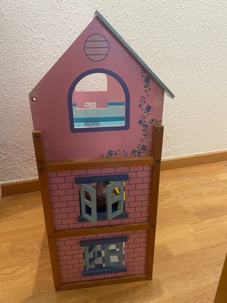 Casita de muñecas de madera