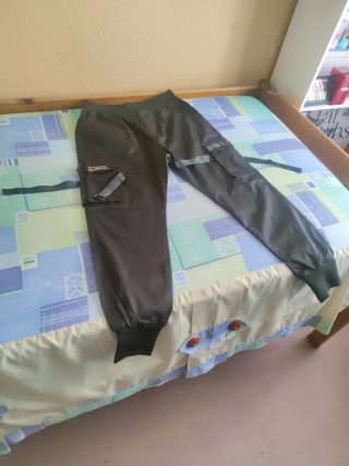 Pantalón cargo futurista negro con bolsillos