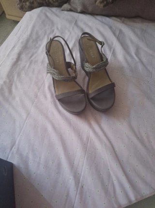 Sandalias de cuña grises y plateadas