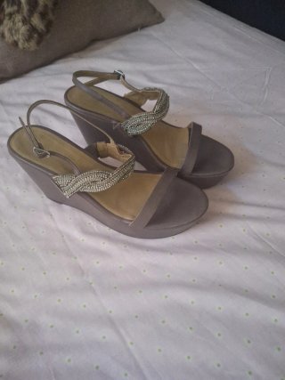 Sandalias de cuña grises y plateadas
