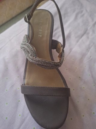 Sandalias de cuña grises y plateadas