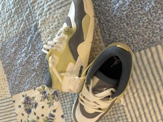 Zapatos Jordan grises, blancos y amarillos
