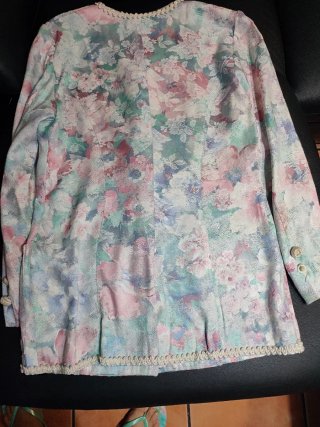 Elegantes chaqueta y falda floral multicolor