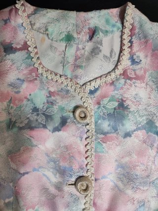 Elegantes chaqueta y falda floral multicolor