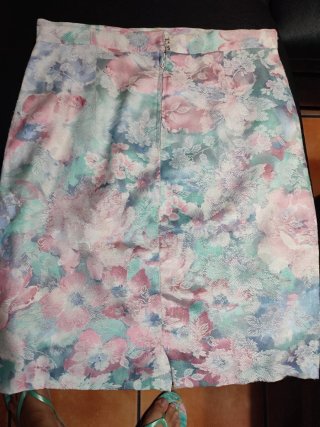Elegantes chaqueta y falda floral multicolor