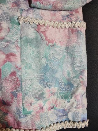 Elegantes chaqueta y falda floral multicolor