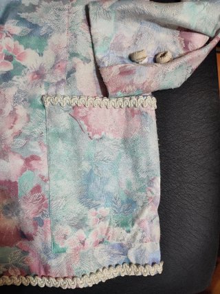 Elegantes chaqueta y falda floral multicolor