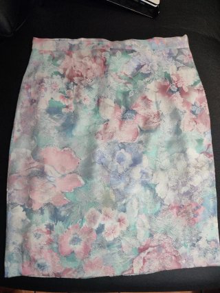 Elegantes chaqueta y falda floral multicolor