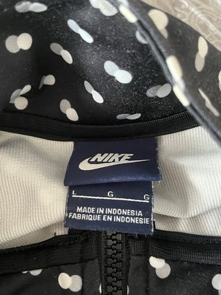 Chaqueta Nike con estampado de puntos