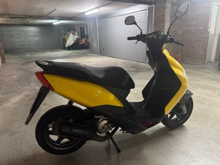 Yamaha Jog RR Scooter Amarillo y Negro