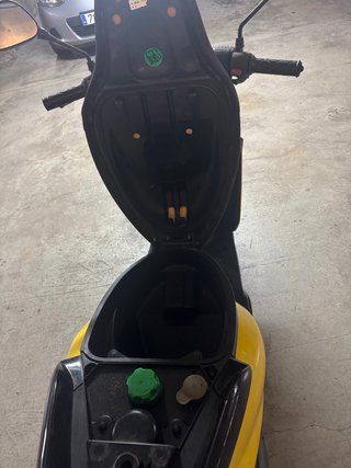 Yamaha Jog RR Scooter Amarillo y Negro
