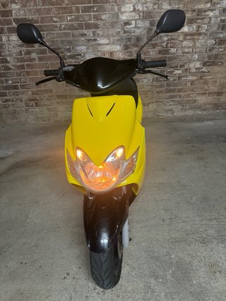 Yamaha Jog RR Scooter Amarillo y Negro