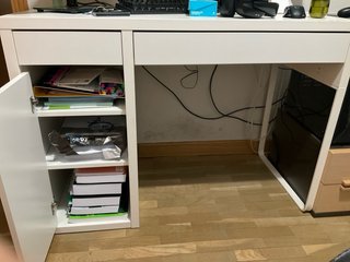 Escritorio blanco con 2 cajones y estantería