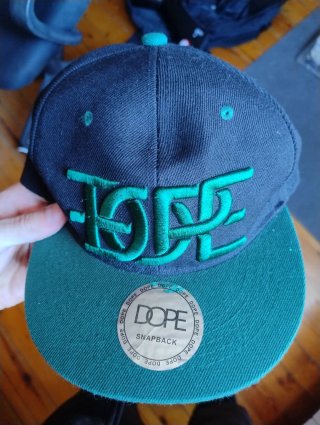 Gorras planas negra y cuero, negra y verde.