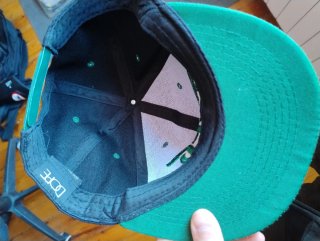 Gorras planas negra y cuero, negra y verde.