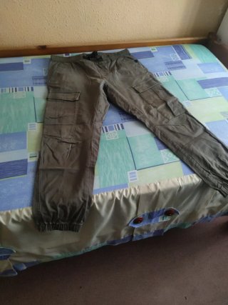 Pantalón cargo Pull&Bear verde oliva