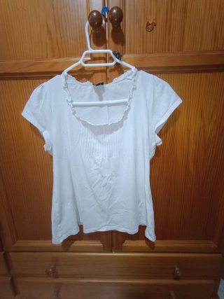 Camiseta blanca con volantes y plisados
