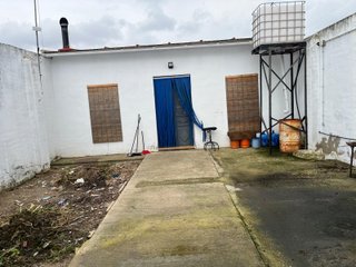 Corralón El Pocito. Con Salón, Cocina, Baño, etc.