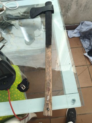 Hacha grande de madera