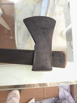 Hacha grande de madera