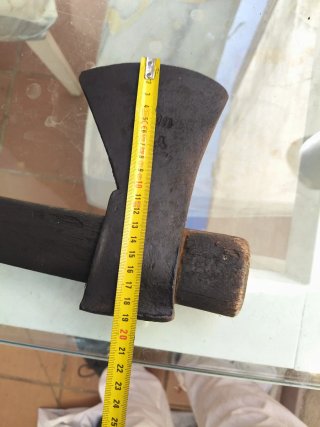 Hacha grande de madera