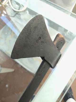 Hacha grande de madera