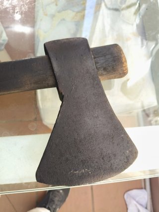 Hacha grande de madera