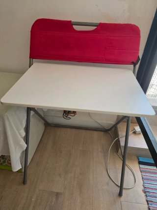 Escritorio plegable portátil rojo y blanco