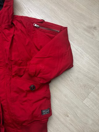 Chaqueta roja casual con capucha