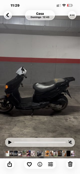 Moto Scooter Negra y Blanca