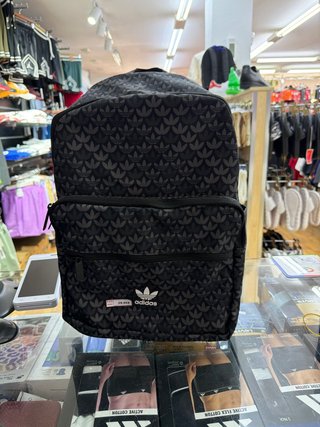 Mochila Adidas Negra con Logo Repetido