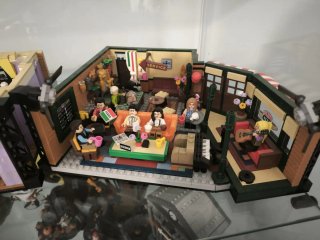 LEGO Friends Central Perk 21319