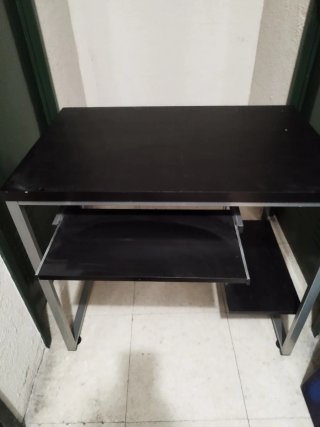 Escritorio Negro con Bandeja y Estante