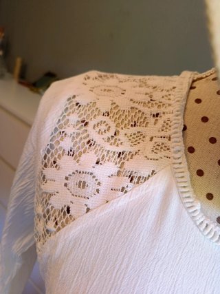Blusa blanca con encaje