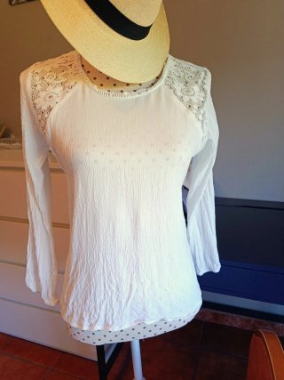 Blusa blanca con encaje