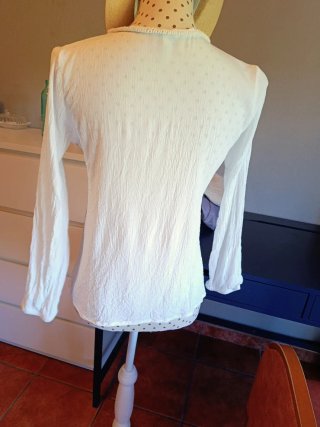 Blusa blanca con encaje